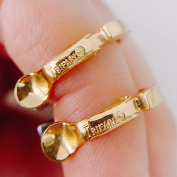 VTG Signed Trifari Gold Tone Hoop Earrings Clip On Mid Century 1960s Jewelry - Picture 9 of 11